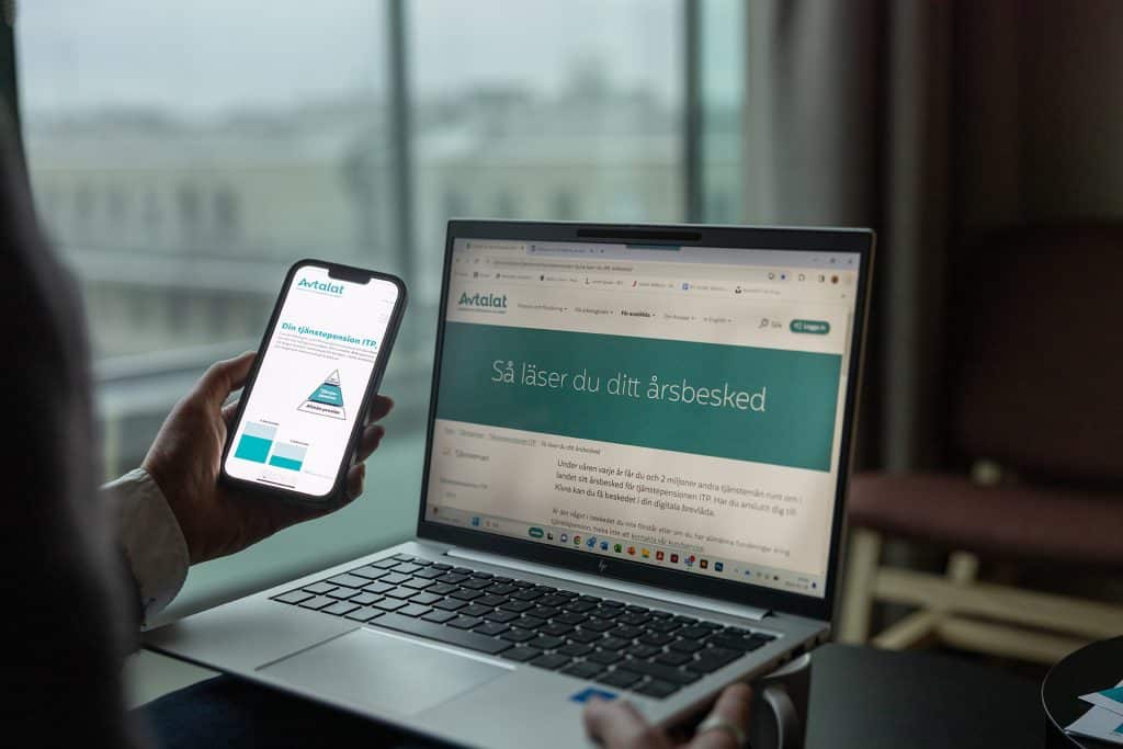 Turkosa kuvertet från Avtalat med årsbesked om tjänstepensionen ITP. Foto: Julia Juliana Wolf Garcindo