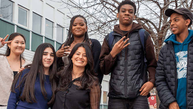 Evin Cetin från Nästa generation Sverige tillsammans med elever från högstadiet